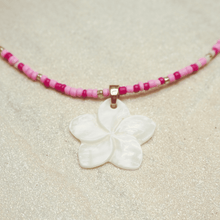 Lade das Bild in den Galerie-Viewer, FRANGIPANI HALSKETTE