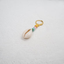 Lade das Bild in den Galerie-Viewer, COWRY SHELL HOOP