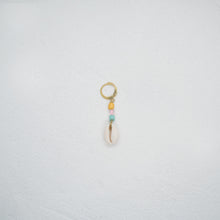 Lade das Bild in den Galerie-Viewer, COWRY SHELL HOOP