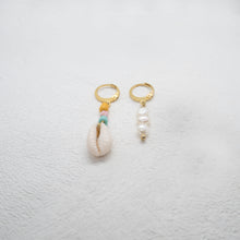 Lade das Bild in den Galerie-Viewer, SALTY SKIN MISMATCHED EARRINGS