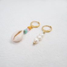 Lade das Bild in den Galerie-Viewer, SALTY SKIN MISMATCHED EARRINGS