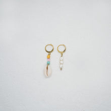 Lade das Bild in den Galerie-Viewer, SALTY SKIN MISMATCHED EARRINGS