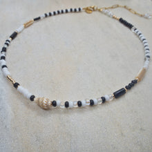 Lade das Bild in den Galerie-Viewer, ZEBRA NECKLACE