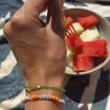 Load image into Gallery viewer, Colorful Armband grün Perle Muschel Solo Io Studio
