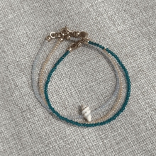 Load image into Gallery viewer, Colorful Armband hellblau Muschel, beige, petrol Solo Io Studio

